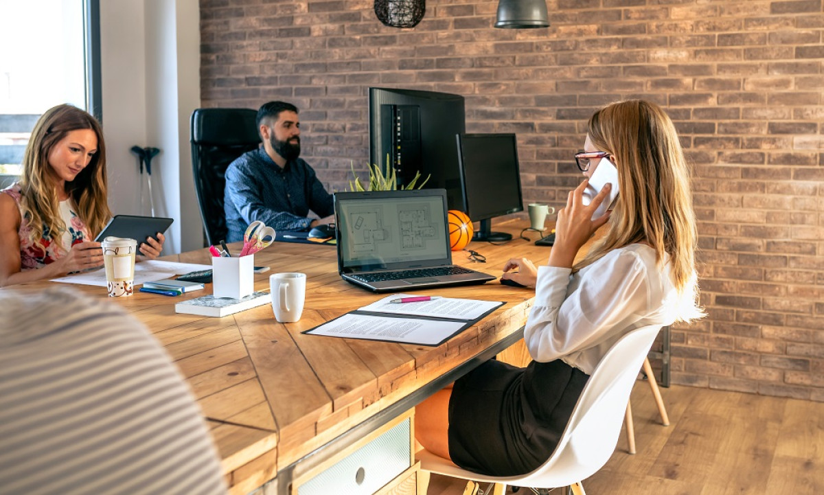 autoentrepreneurs-travaillant-dans-un-espace-de-coworking