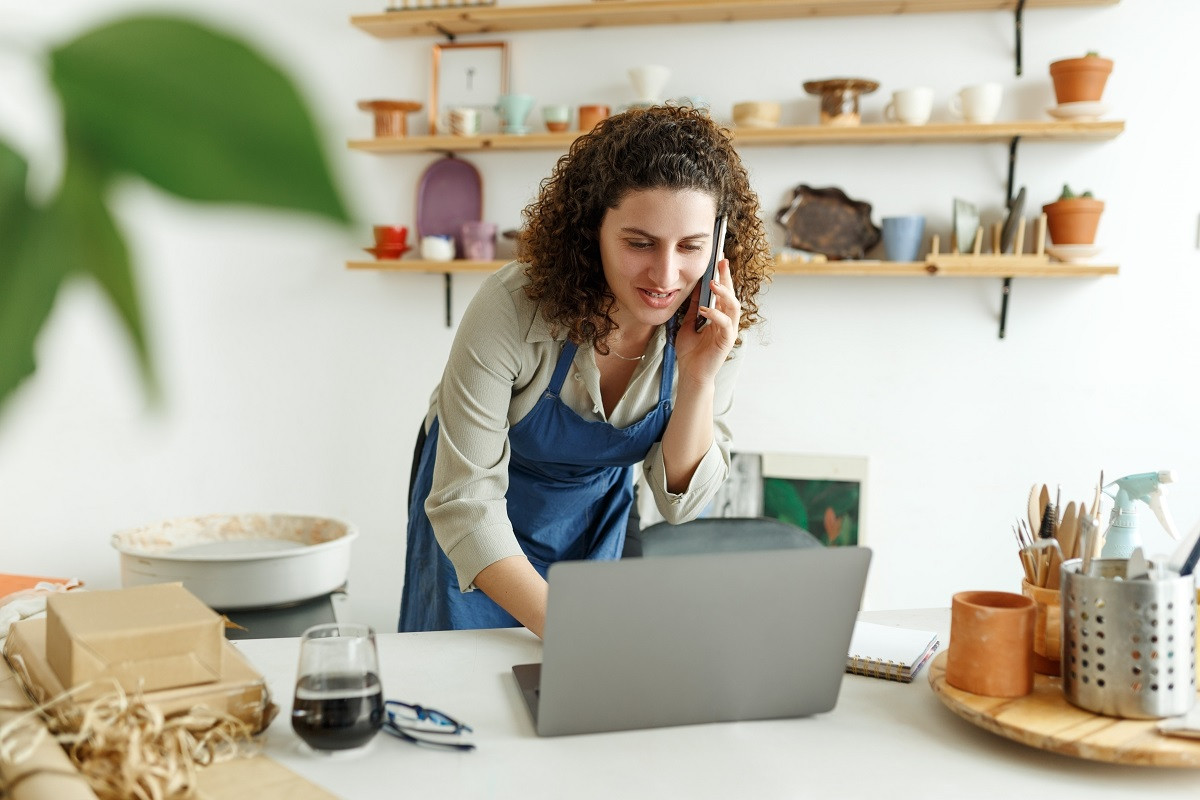 autoentrepreneuse au telephone avec un client